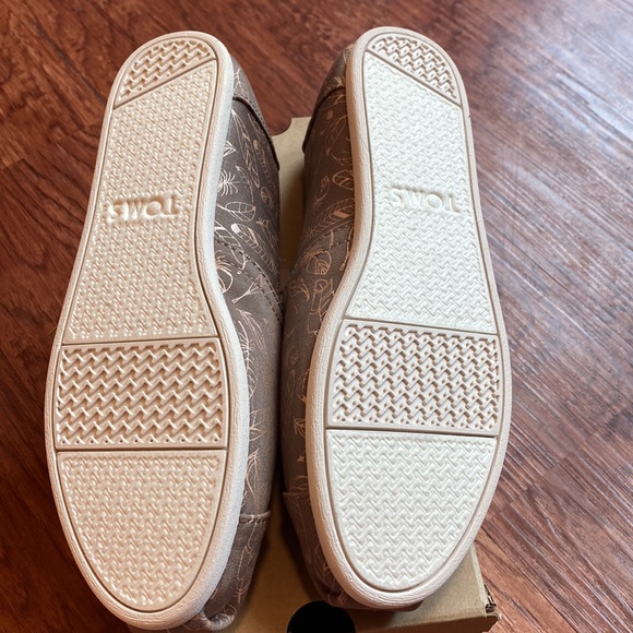 NWT Tom’s Classic 7 - Picture 6 of 6